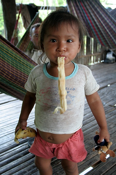 Rafal i Beatka_super-8.JPG - Starsza dziewczynka zaznajamia się z nami szybko, przekupiona bananem i maskotką. (Zdjęcie: Beatka i Rafał)